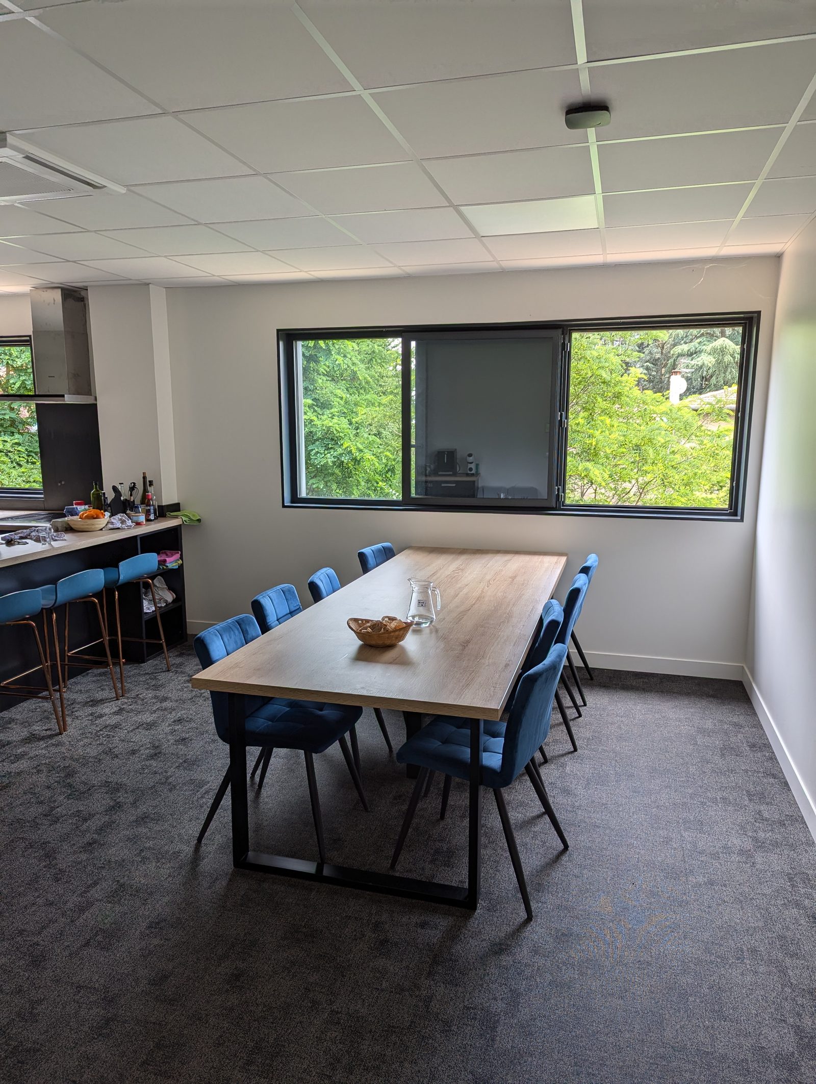 Cuisine équipée attenante à la salle de réunion, idéale pour pauses et repas