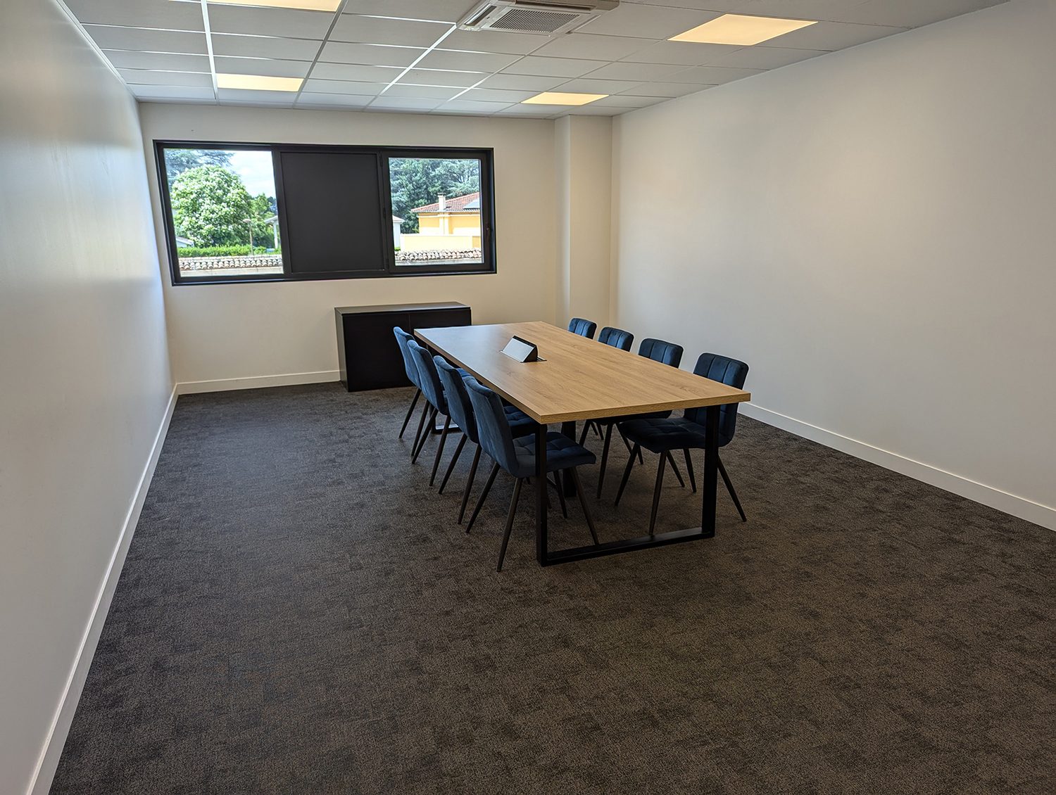 Salle de réunion équipée à Charbonnières-les-Bains avec grande table et 16 places assises